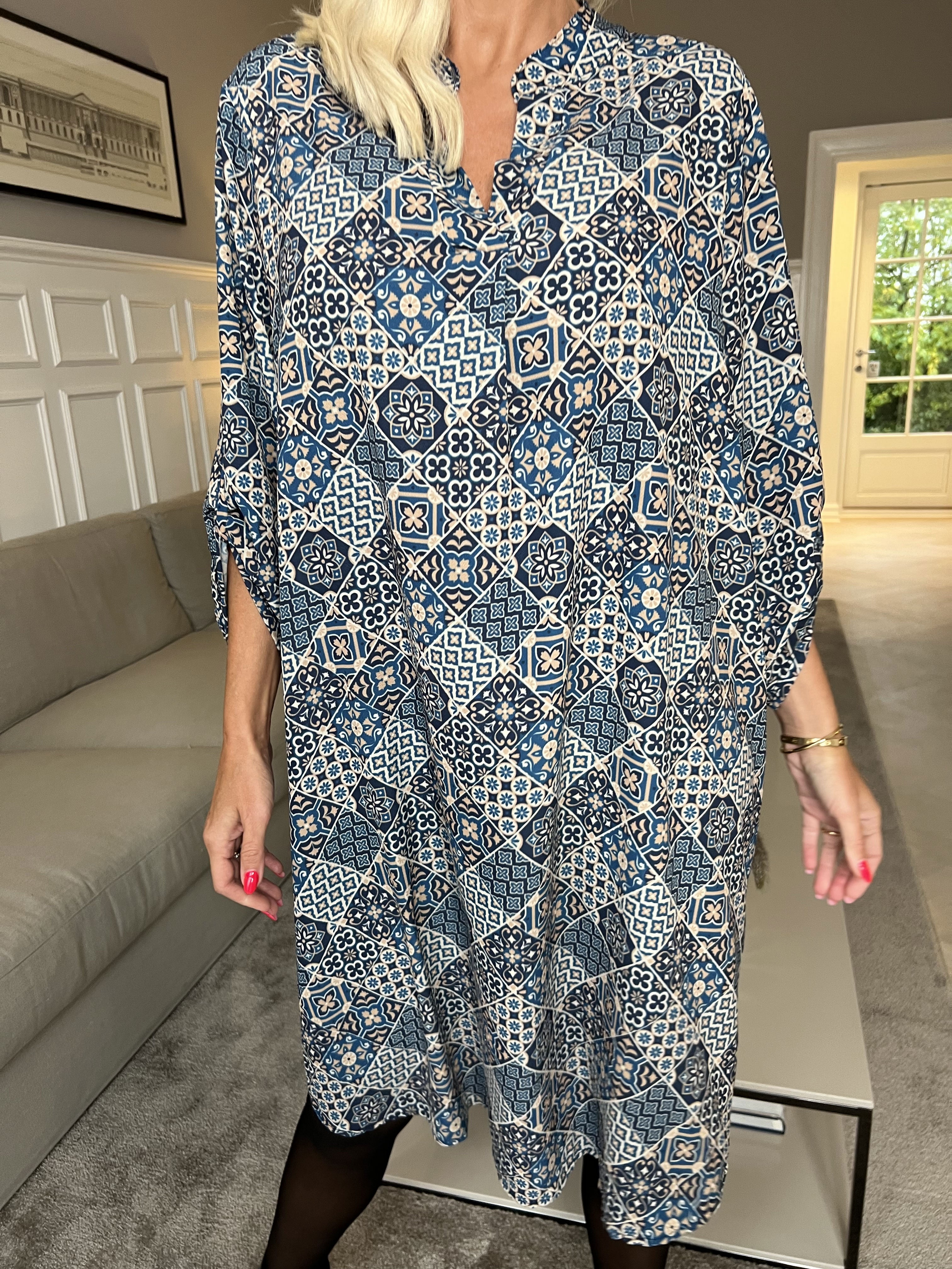 Vanesa Mosaic Long - Let og luftig mønstret kjole